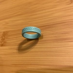 Qalo sage colored ring in laurel leaf pattern